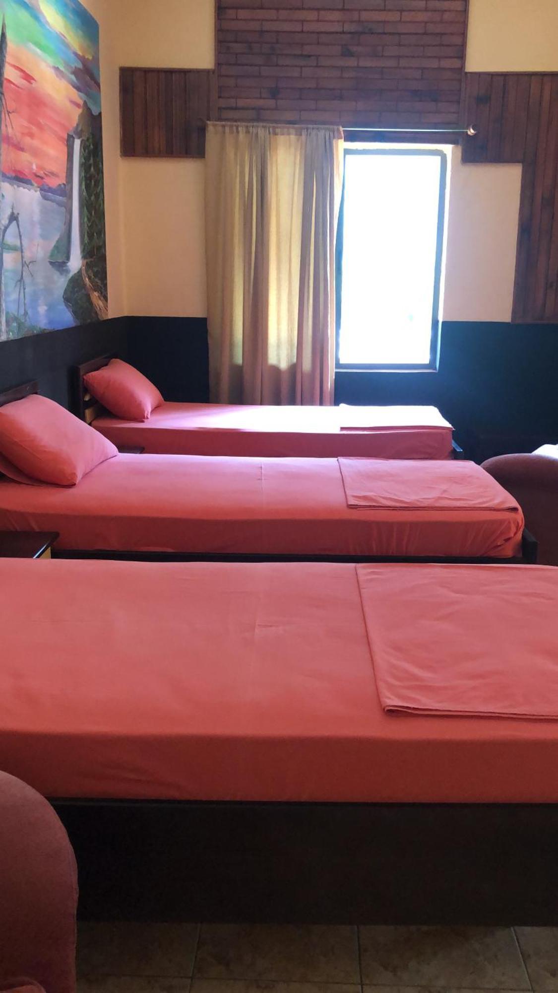 Hotel Xhej 3*