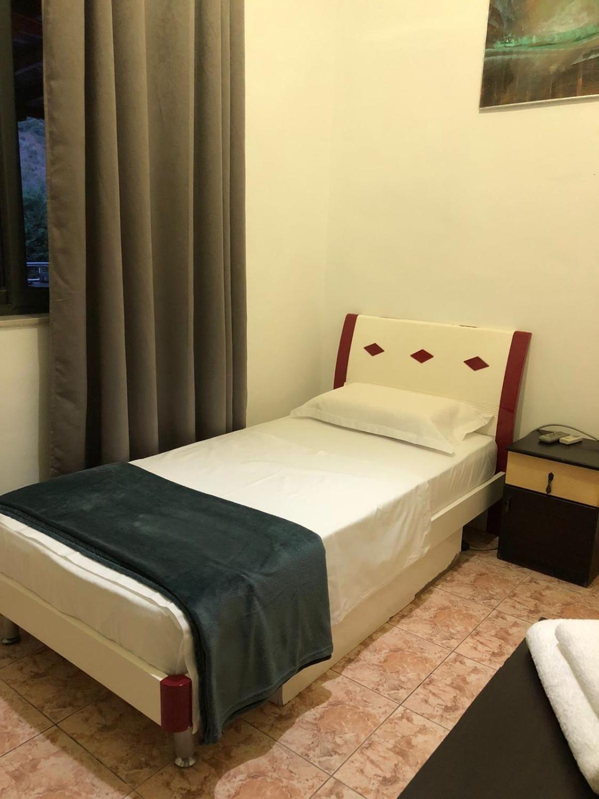 Hotel Xhej 3*